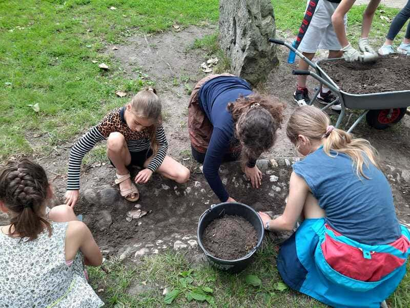 Das Projekt veilseitiger und gesunder Schulgarten Das Projekt arbeitete an einem Barfußweg für den Grünen Hof