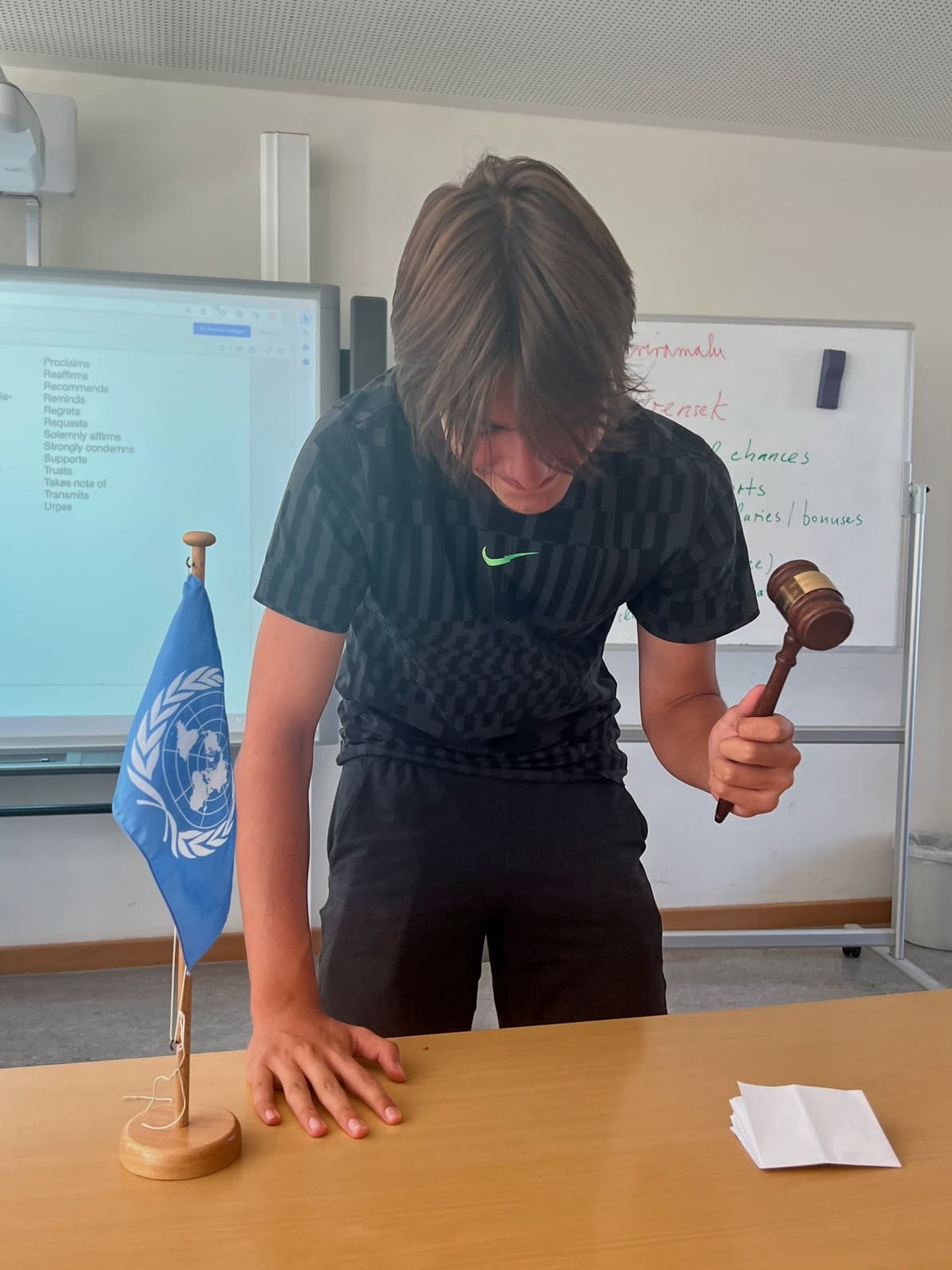 Der Richter bei Model United Nations ist bereit, den Hammer zu schwingen