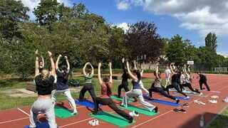 Schreiben mit dem ganzen Körper beim Buchstaben-Yoga